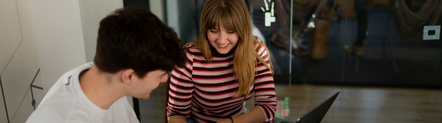 Zwei adabay Mitarbeitende im Meeting