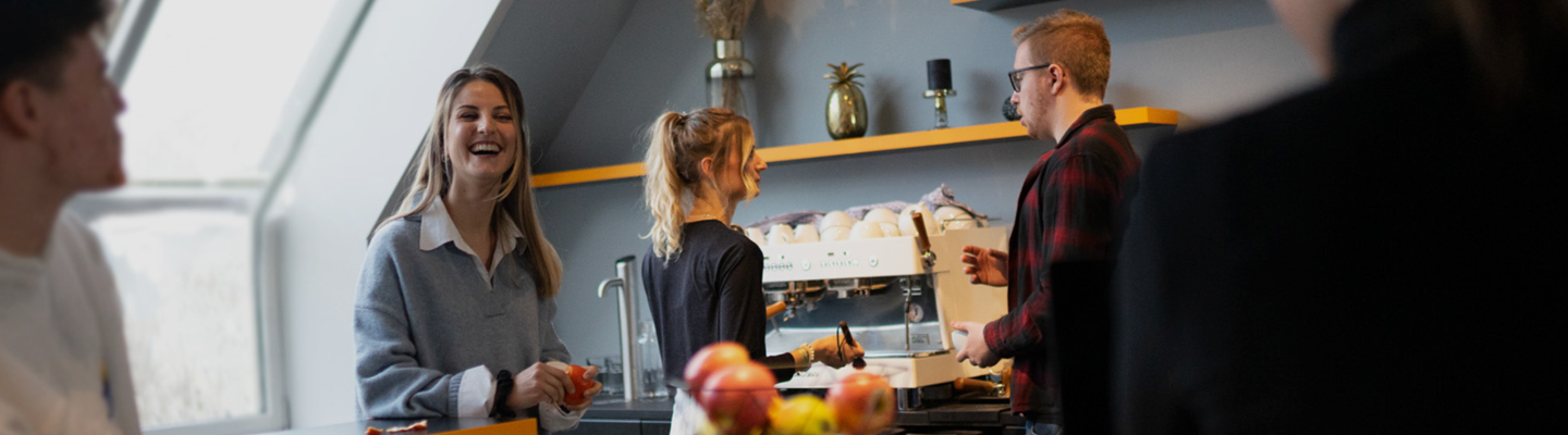 Mitarbeitende von adabay in der Küche