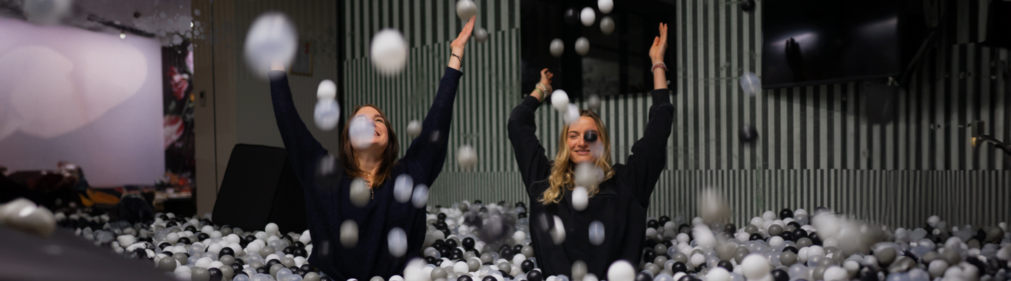 Zwei adabay Mitarbeiterinnen im Bällebad