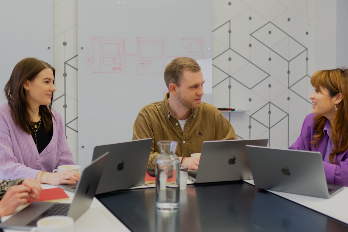 Vier adabay Mitarbeitende im Meeting