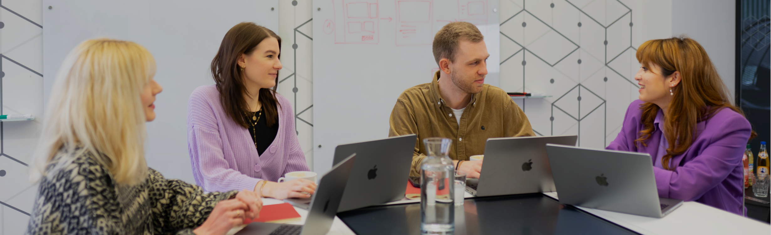 Vier adabay Mitarbeitende im Meeting