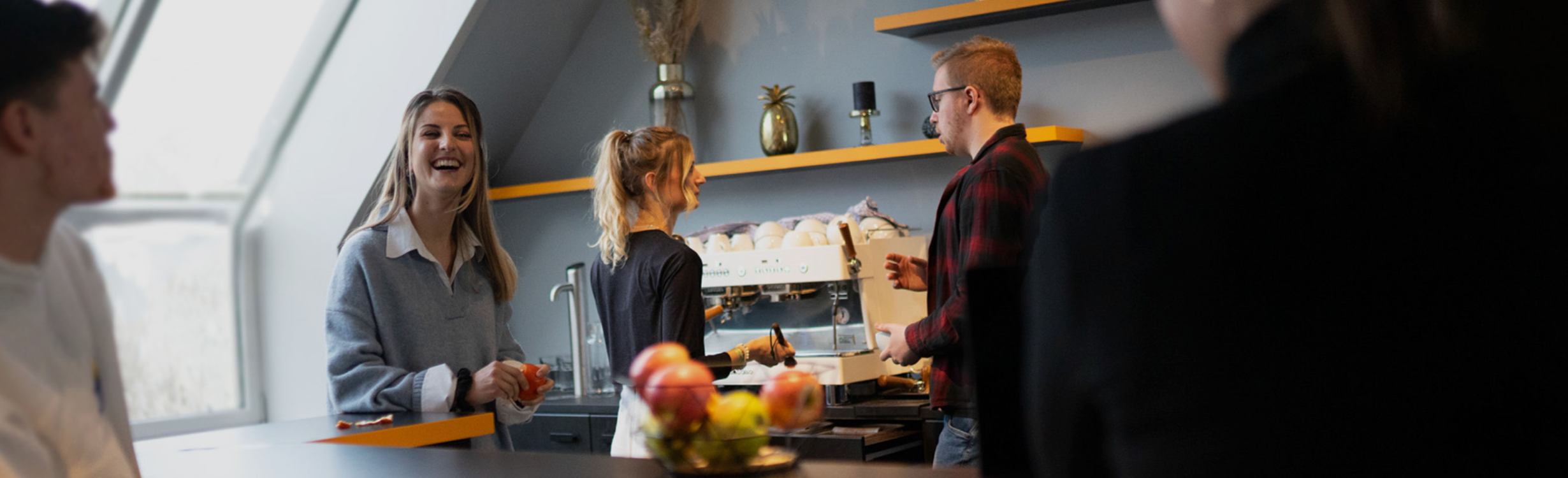 Mitarbeitende von adabay in der Küche