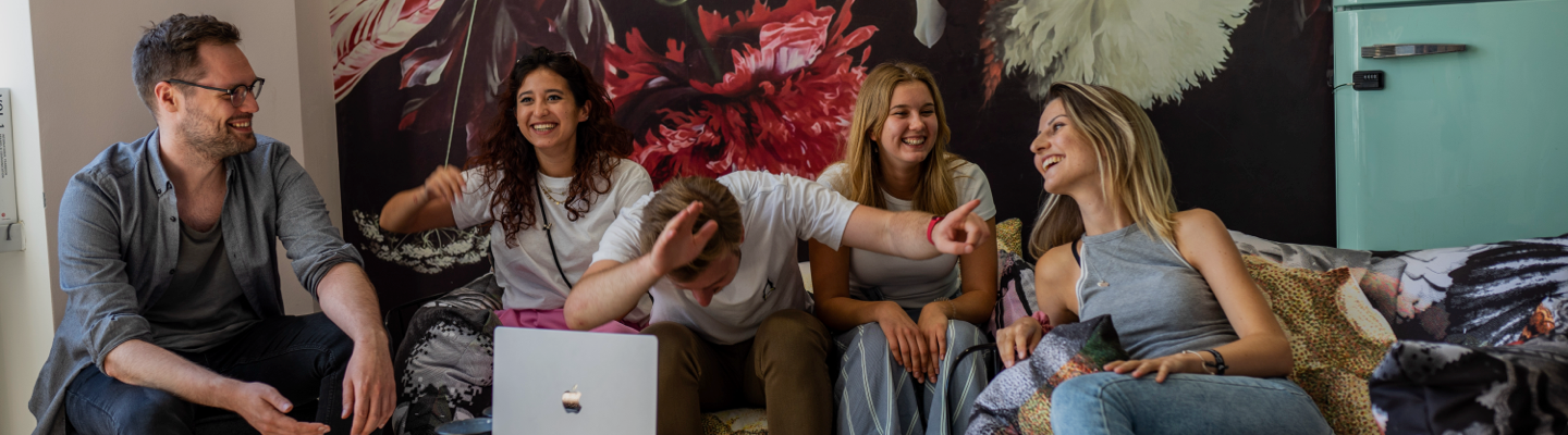 adabay Mitarbeitende am Empfang