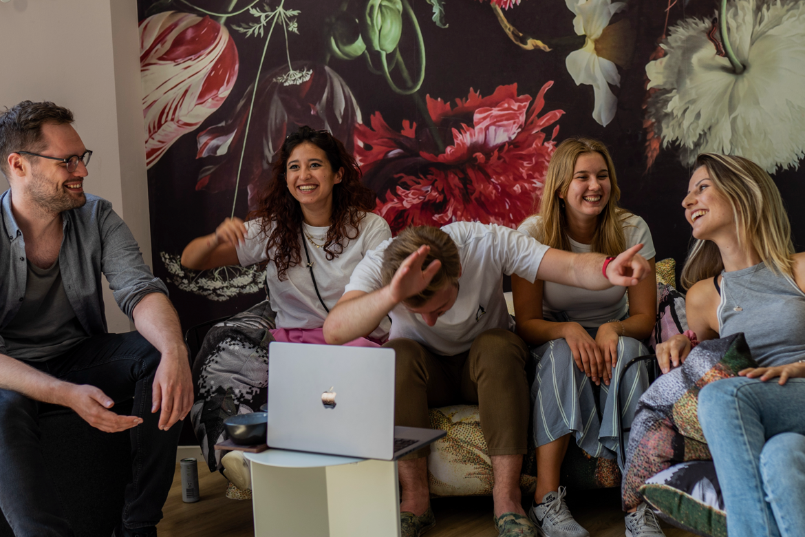 adabay Mitarbeitende am Empfang