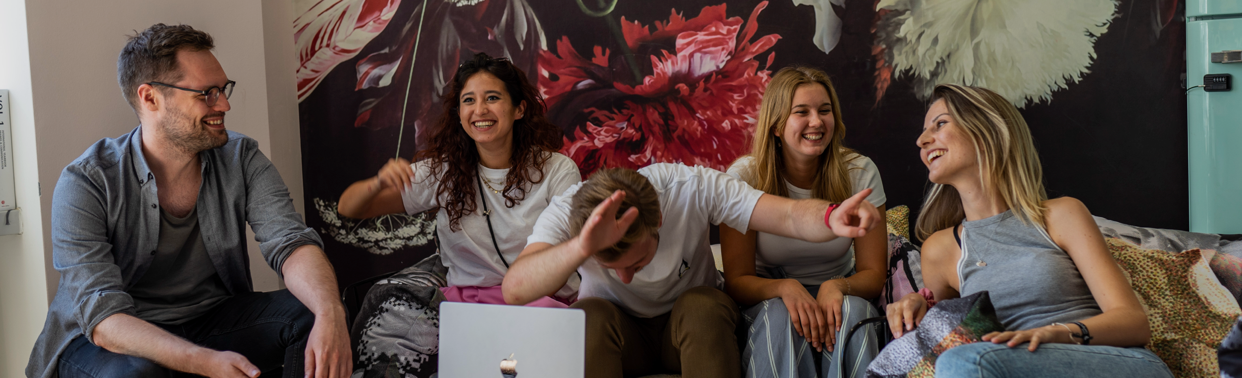 adabay Mitarbeitende am Empfang